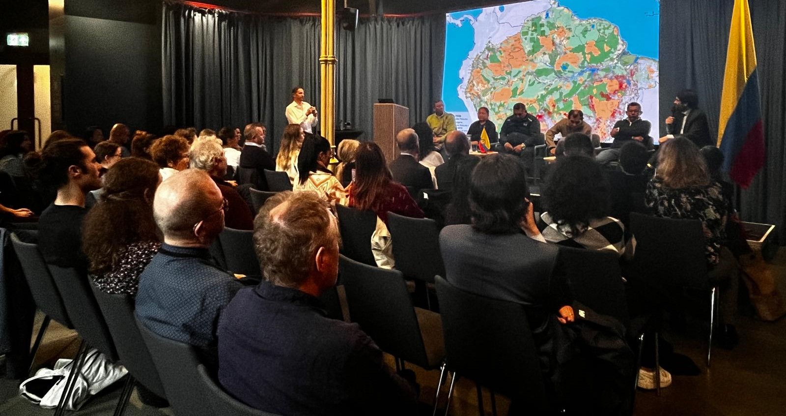 Foto de la charla con motivo del lanzamiento en Oslo de la Conferencia de la ONU sobre la Biodiversidad COP16, que se llevará a cabo del 21 de octubre al 1 de noviembre en Cali.