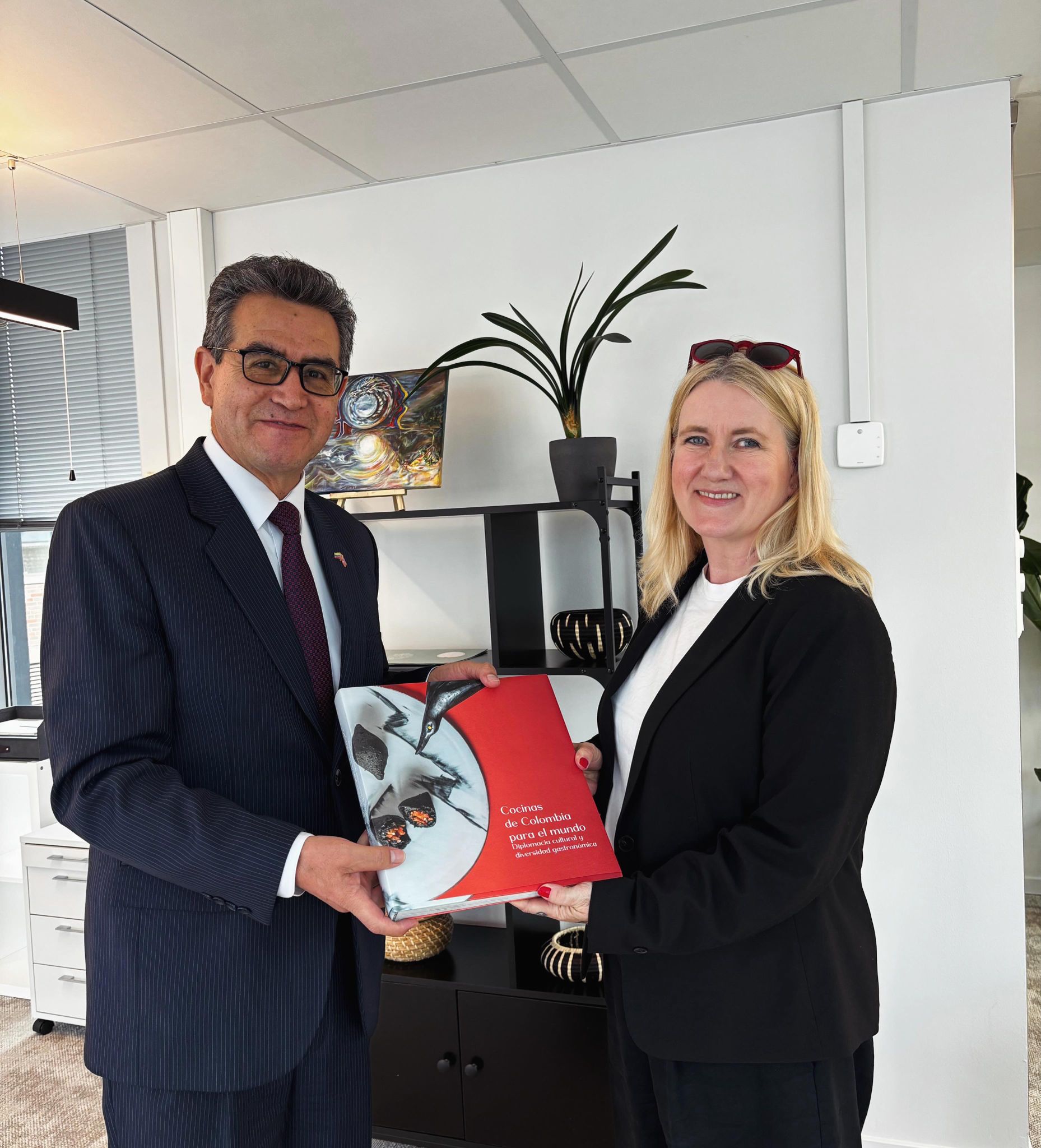 Colombia proyecta su potencial en turismo gastronómico en encuentro con periodista noruega