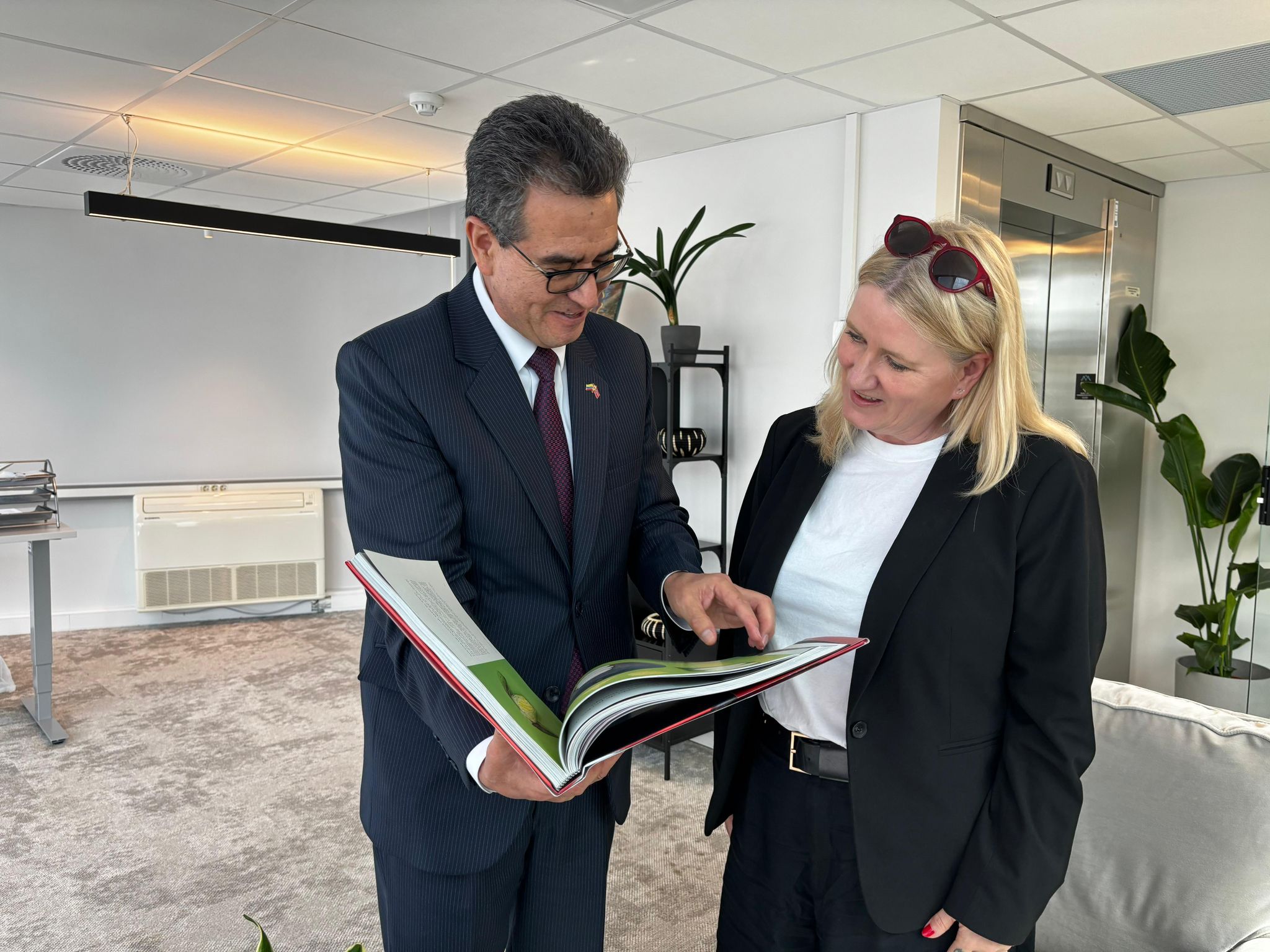 Colombia proyecta su potencial en turismo gastronómico en encuentro con periodista noruega