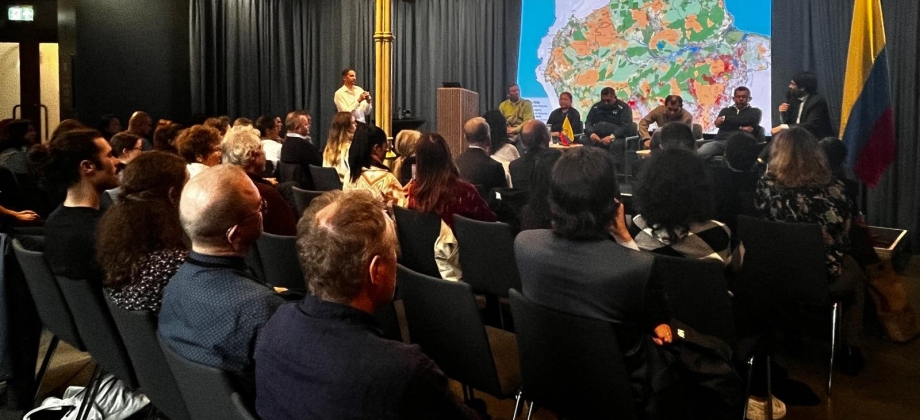 Foto de la charla con motivo del lanzamiento en Oslo de la Conferencia de la ONU sobre la Biodiversidad COP16, que se llevará a cabo del 21 de octubre al 1 de noviembre en Cali.