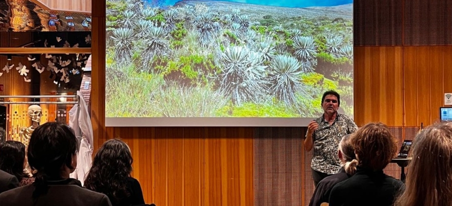 Foto de la charla titulada “Observación de aves con las FARC”, como parte del lanzamiento en Oslo de la COP16 (Conferencia de las Partes del Convenio sobre la Diversidad Biológica), que tiene lugar del 21 de octubre al 1 de noviembre en Cali.